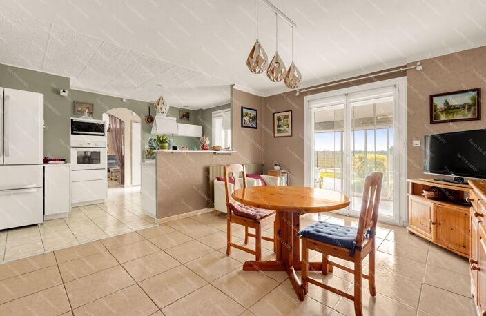 Maison familiale de plain-pied avec véranda, garage et piscine — photo 4