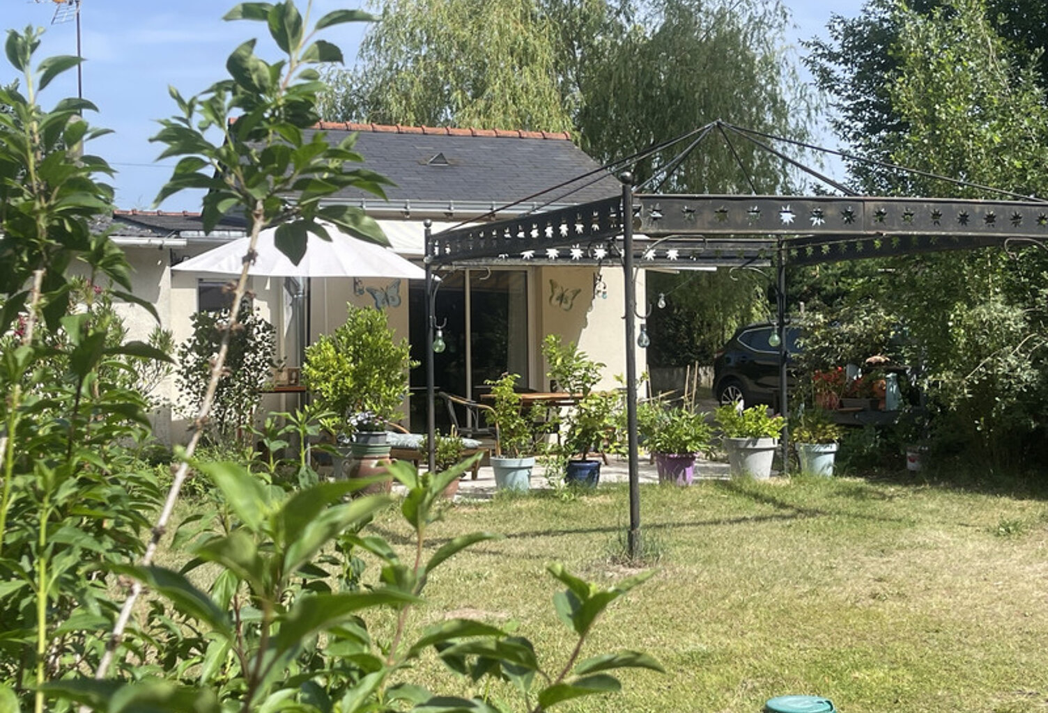 MAISON DE PLEIN PIED d'environ 80m2 COMPOSEE DE 2 CHAMBRES A 10MN SAUMUR AVEC TERRAIN ARBORE CLOS ET DEPENDANCE — photo 1