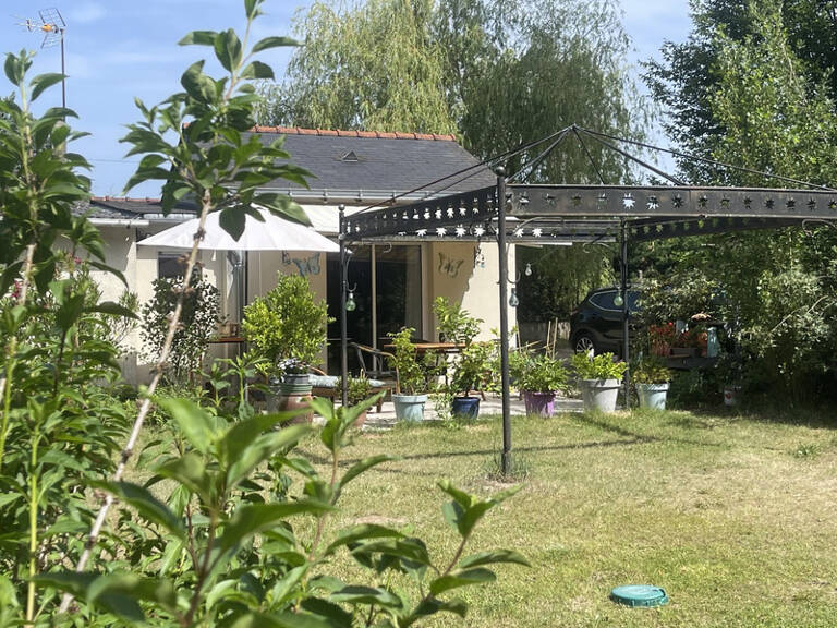 MAISON DE PLEIN PIED d'environ 80m2 COMPOSEE DE 2 CHAMBRES A 10MN SAUMUR AVEC TERRAIN ARBORE CLOS ET DEPENDANCE — photo 1
