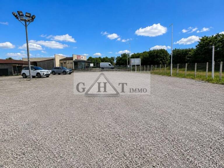 TERRAIN 4 624 M² + 652 M² DE DEPOT A VERT SAINT DENIS A LOUER — photo 1