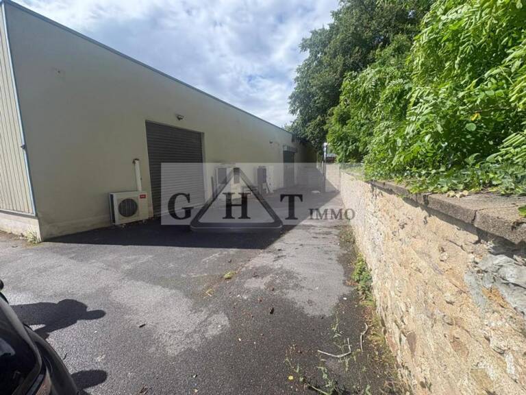 ENTREPÔT DE 200 M² À LOUER – LE MÉE-SUR-SEINE — photo 1