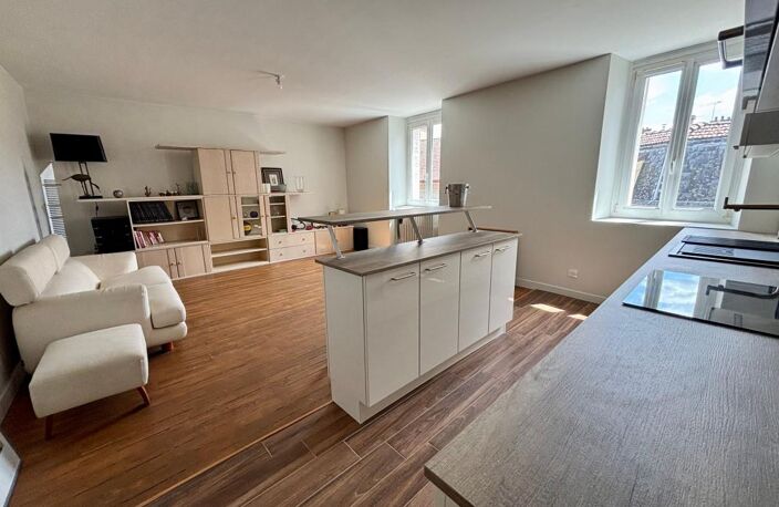 IMMEUBLE DE  RAPPORT OU GRANDE MAISON FAMILLIALE EN PLEIN CŒUR DE FISMES ! — photo 2
