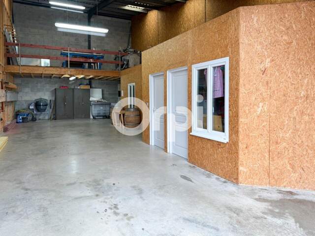 Local professionnel ST LAURENT DE LA PREE — photo du bien