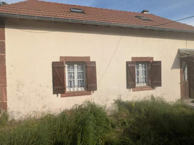 Maison de campagne avec toit récent et dépendances — photo du bien