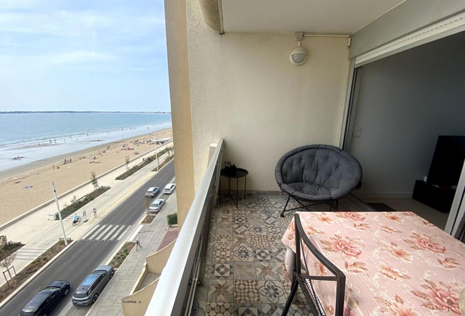 LA BAULE FACE MER  APPARTEMENT TRAVERSANT AVEC STATIONNEMENT ET CAVE — photo 1
