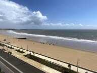 LA BAULE FACE MER  APPARTEMENT TRAVERSANT AVEC STATIONNEMENT ET CAVE — photo 2