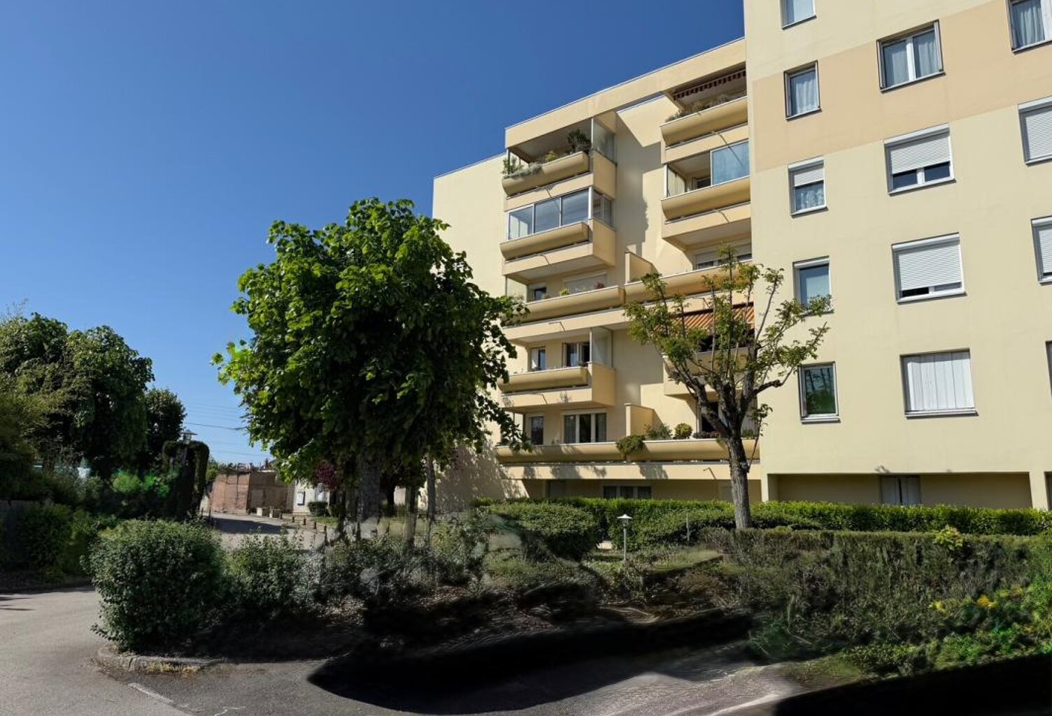 Appartement Dijon T2 environ 35m2 ,1 pièce à vivre de 23m2  rez de jardin très calme et agréable — photo 1