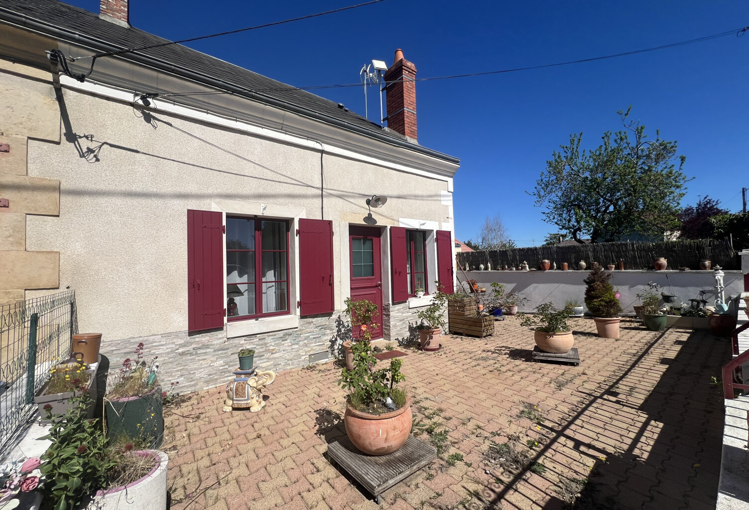 Maison d'habitation avec jardin — photo 1