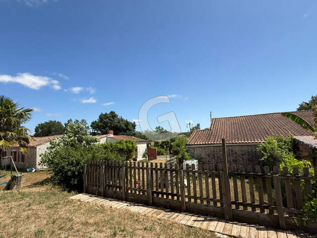 ENSEMBLE IMMOBILIER: MAISON 5 PIECES + GITE 3 PIECES- À VENDRE LAIROUX — photo du bien