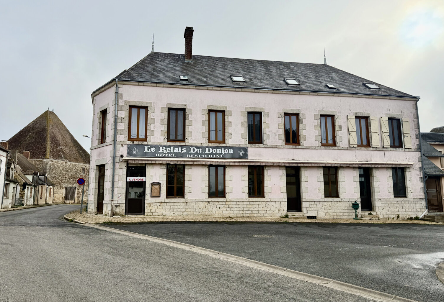 DAMMARIE EN PUISAYE - Hôtel / Restaurant — photo 1