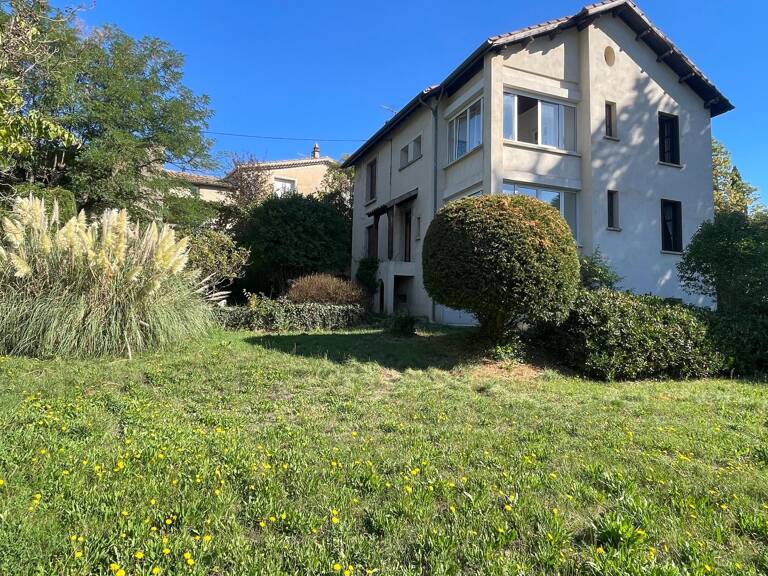 À deux pas du centre de Dieulefit, découvrez cette maison des années 40 offrant un fort potentiel, implantée sur un agréable terrain de 1 421 m² bien exposé sud / sud-ouest. — photo 1