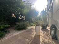 Emplacement idéal pour ce type 3 aux beaux volumes avec terrasse et un jardin unique sans vis à vis... en ville!! — photo 2