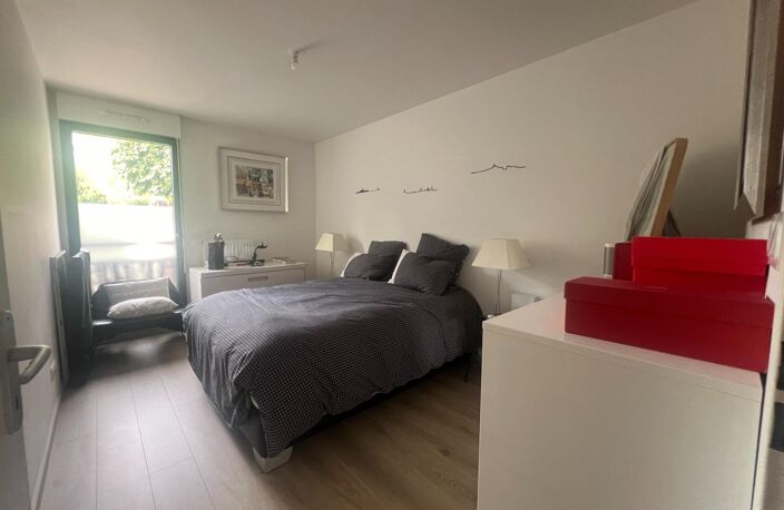 Emplacement idéal pour ce type 3 aux beaux volumes avec terrasse et un jardin unique sans vis à vis... en ville!! — photo 4