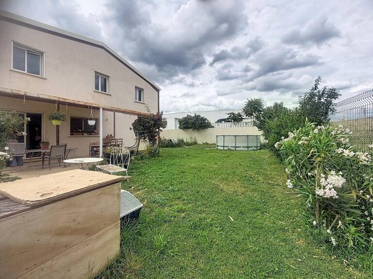 Entrepôt avec appartement T6 et appartement T3 — photo 1