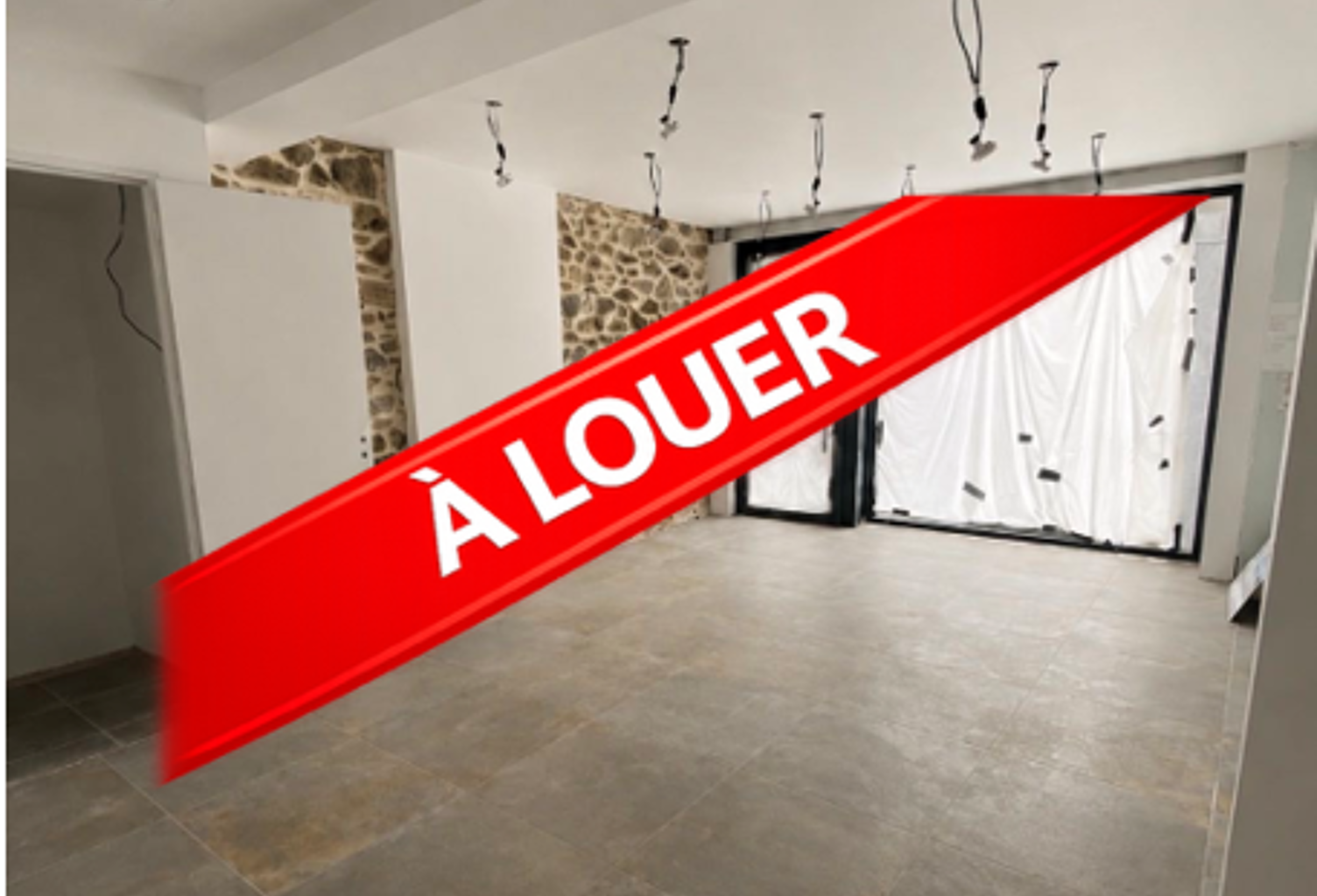 RUE HOCHE – INSTALLEZ VOTRE ACTIVITÉ DANS UN EMPLACEMENT DE CHOIX ! — photo 1