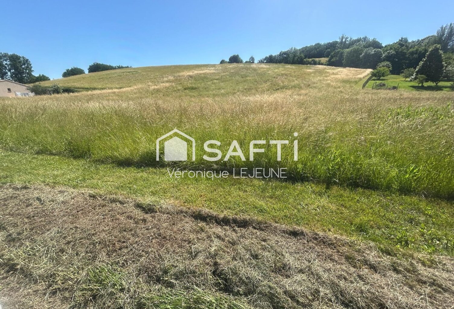 « Offrez-vous un espace rare avec ce magnifique terrain de 1 228 m², idéal pour concrétiser votre projet de vie dans un environnement privilégié. » — photo 1