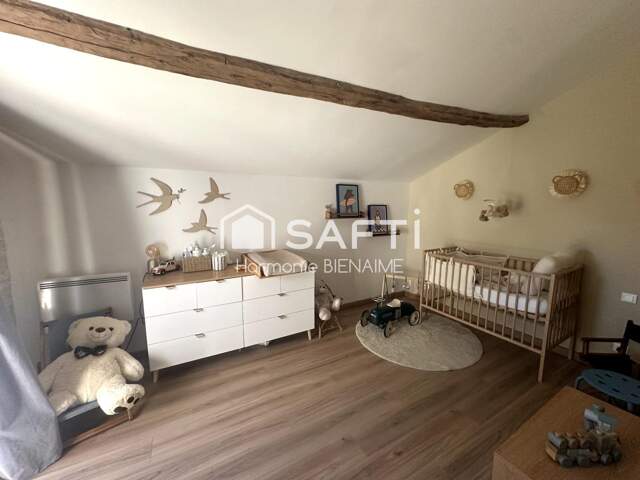 Maison en pierre avec piscine couverte chauffée — photo du bien