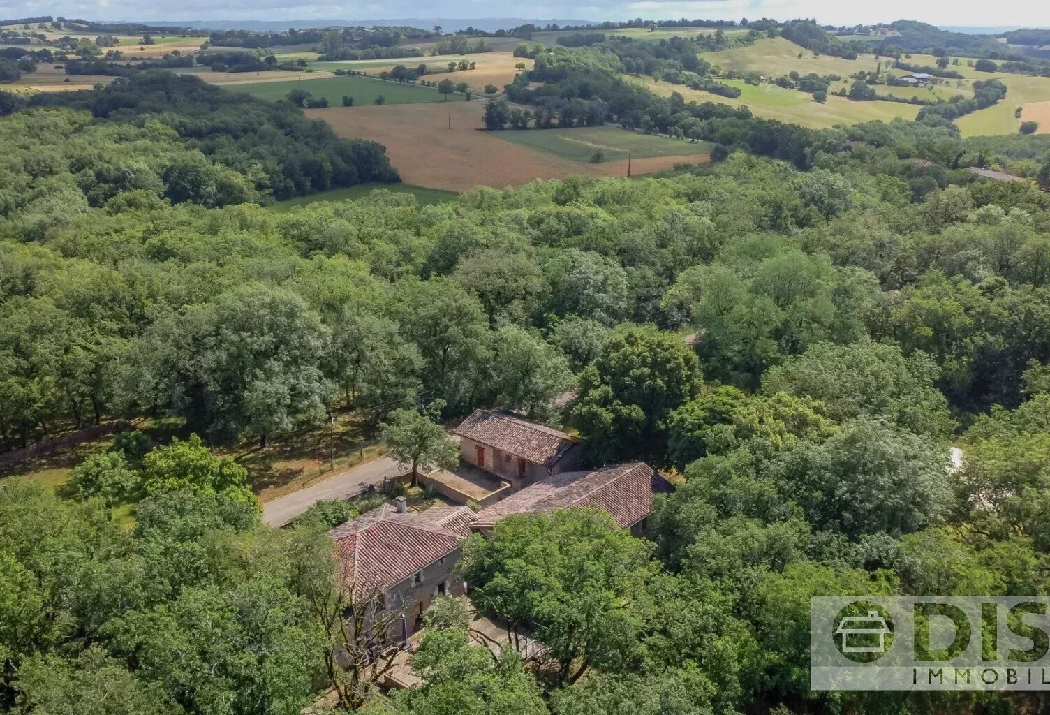 Grande propriété rénovée avec spacieuse maison principale, gîte, seconde maison et piscine. — photo 1