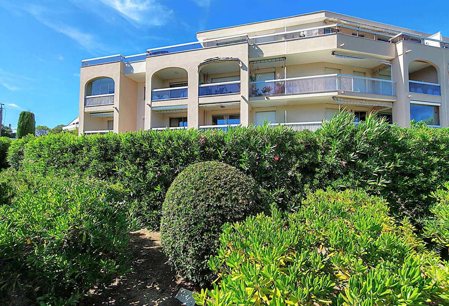 A VENDRE - APPARTEMENT 2 PIECES AVEC PARKING PRIVE  DANS RESIDENCE AVEC PISCINE A PIED DES PLAGES ET DU CENTRE VILLE DE SAINT AYGULF — photo 1