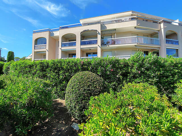 A VENDRE - APPARTEMENT 2 PIECES AVEC PARKING PRIVE  DANS RESIDENCE AVEC PISCINE A PIED DES PLAGES ET DU CENTRE VILLE DE SAINT AYGULF — photo du bien