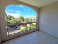 A VENDRE - APPARTEMENT 2 PIECES AVEC PARKING PRIVE  DANS RESIDENCE AVEC PISCINE A PIED DES PLAGES ET DU CENTRE VILLE DE SAINT AYGULF — photo 2