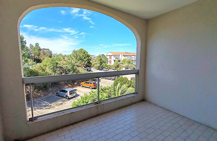 A VENDRE - APPARTEMENT 2 PIECES AVEC PARKING PRIVE  DANS RESIDENCE AVEC PISCINE A PIED DES PLAGES ET DU CENTRE VILLE DE SAINT AYGULF — photo 2