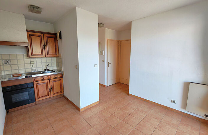 A VENDRE - APPARTEMENT 2 PIECES AVEC PARKING PRIVE  DANS RESIDENCE AVEC PISCINE A PIED DES PLAGES ET DU CENTRE VILLE DE SAINT AYGULF — photo 3