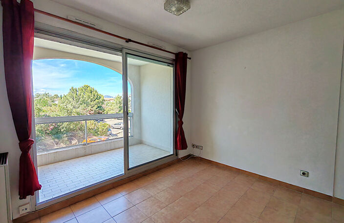 A VENDRE - APPARTEMENT 2 PIECES AVEC PARKING PRIVE  DANS RESIDENCE AVEC PISCINE A PIED DES PLAGES ET DU CENTRE VILLE DE SAINT AYGULF — photo 4