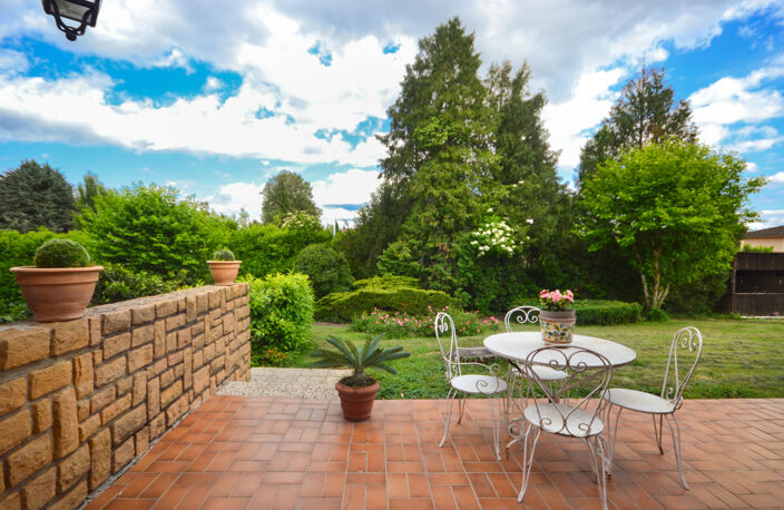 VILLEFRANCHE SUR SAONE CENTRE, MAISON AVEC TERRAIN CONSTRUCTIBLE,2236 m2, PISCINE. — photo 2