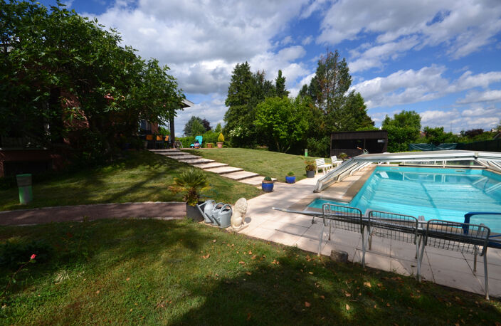 VILLEFRANCHE SUR SAONE CENTRE, MAISON AVEC TERRAIN CONSTRUCTIBLE,2236 m2, PISCINE. — photo 3