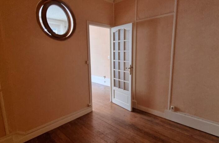 VENTE LYON 69003 - METRO GARIBALDI T2 CACHET 45M2 A RENOVER DANS IMMEUBLE ANCIEN — photo 4