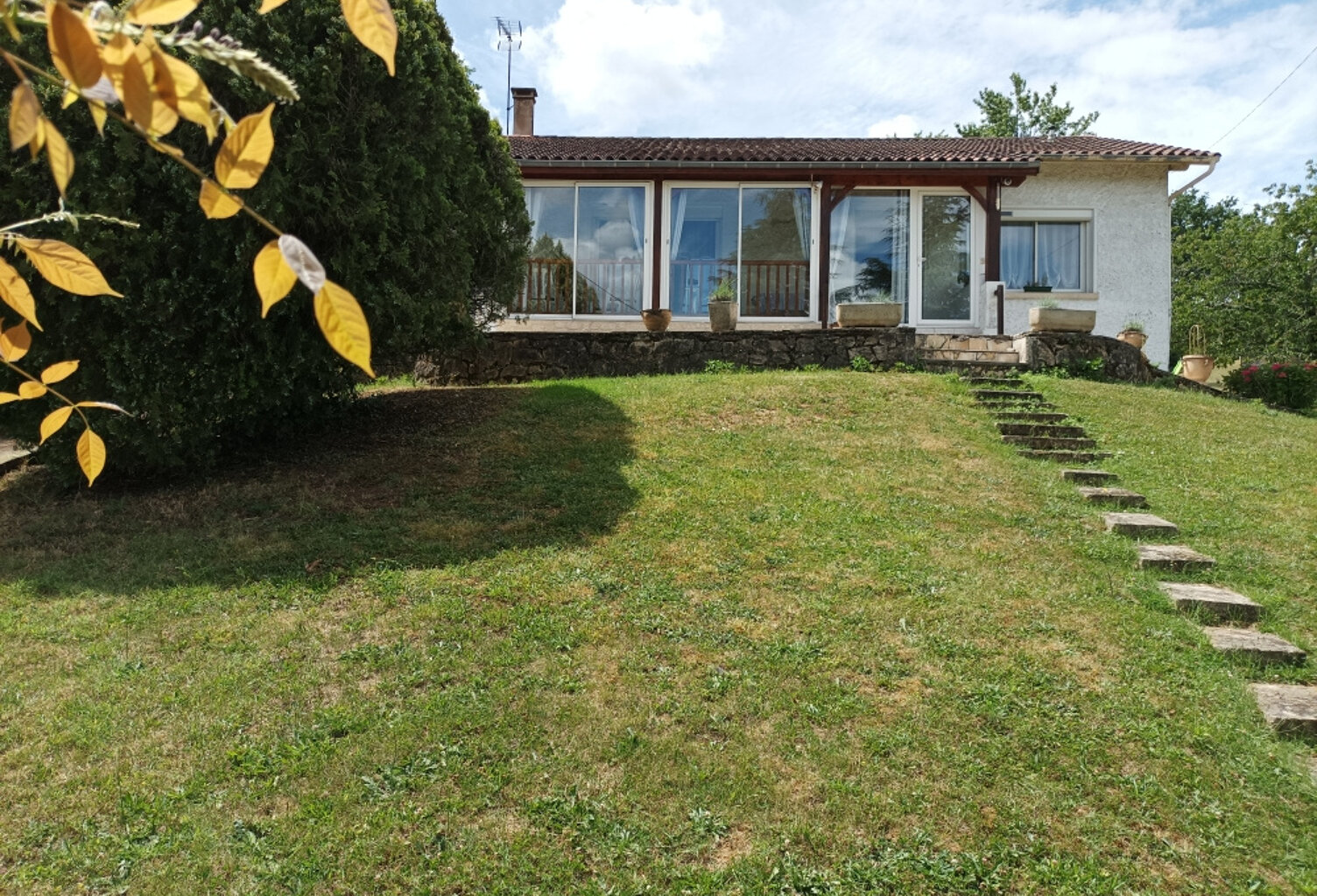 Venez découvrir cette agréable maison semi-enterré sur un jolie terrain arboré de 2243 m2 et clôturé — photo 1