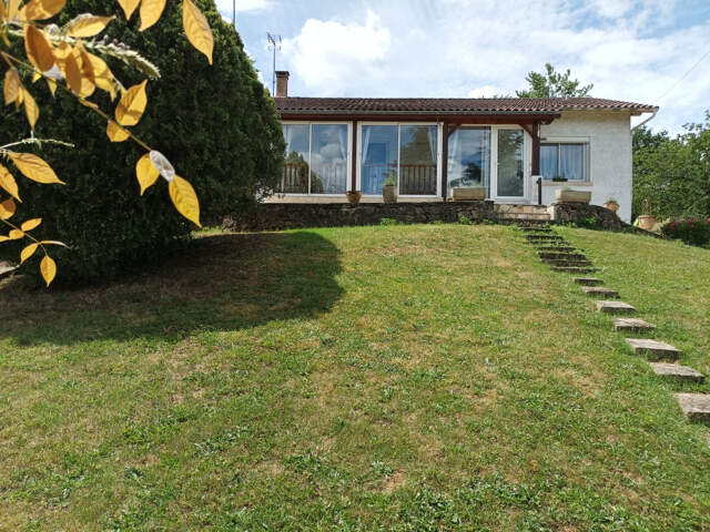 Venez découvrir cette agréable maison semi-enterré sur un jolie terrain arboré de 2243 m2 et clôturé — photo du bien