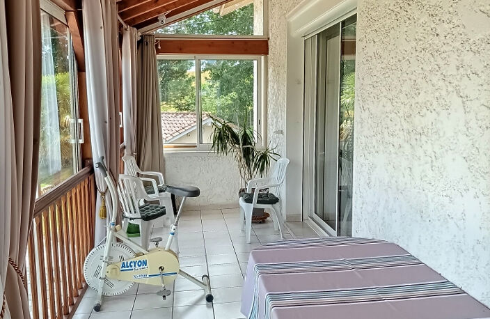 Venez découvrir cette agréable maison semi-enterré sur un jolie terrain arboré de 2243 m2 et clôturé — photo 2