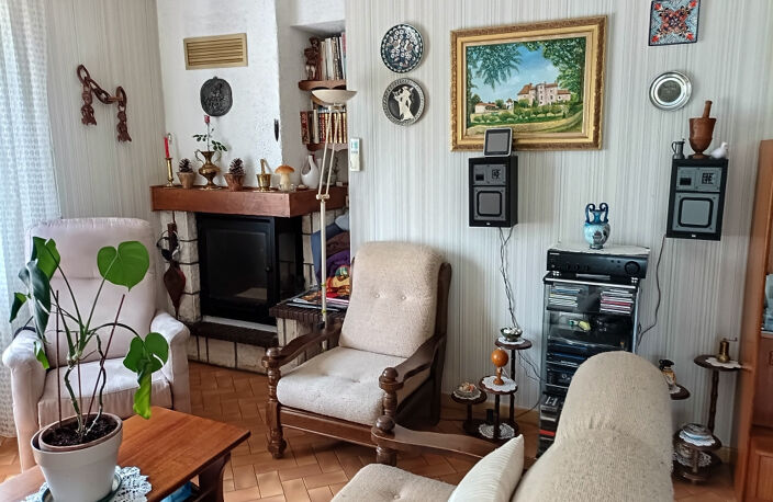 Venez découvrir cette agréable maison semi-enterré sur un jolie terrain arboré de 2243 m2 et clôturé — photo 3