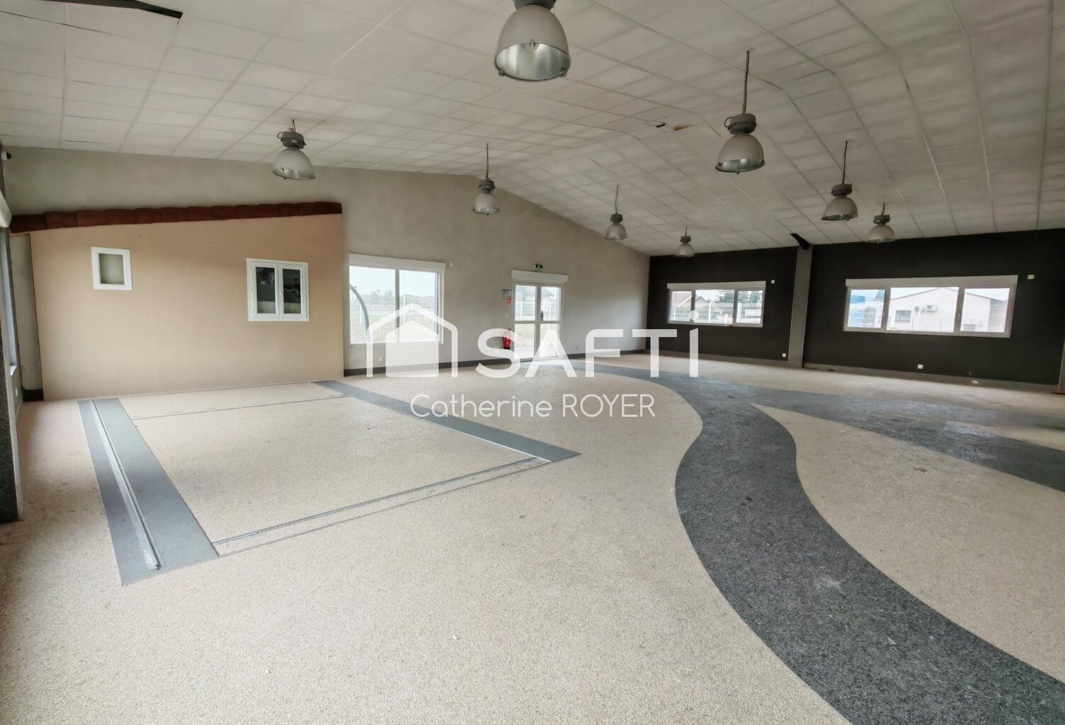 Local commercial avec grand hangar de stockage — photo 1