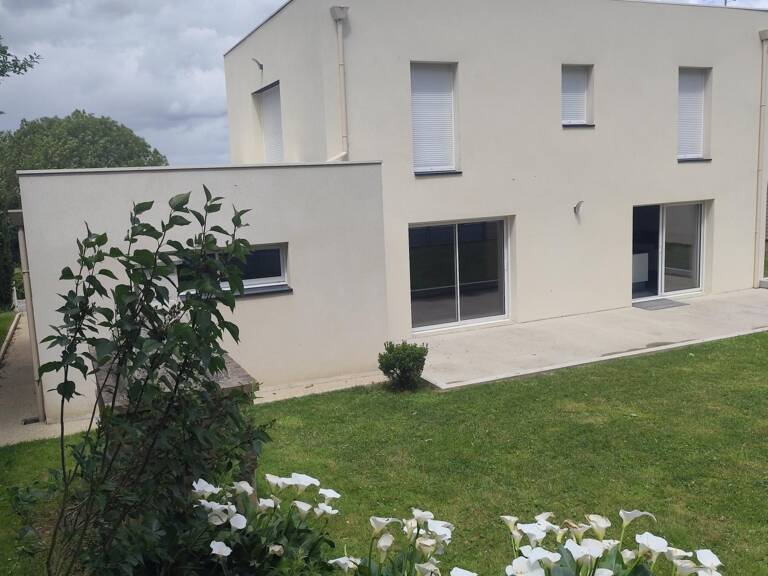 Beau Pavillon offrant de beaux volumes avec magnifique terrain ! — photo 1