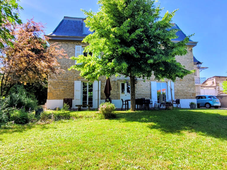 LIMAS proche centre village Maison de Maître 8 chambres — photo 1