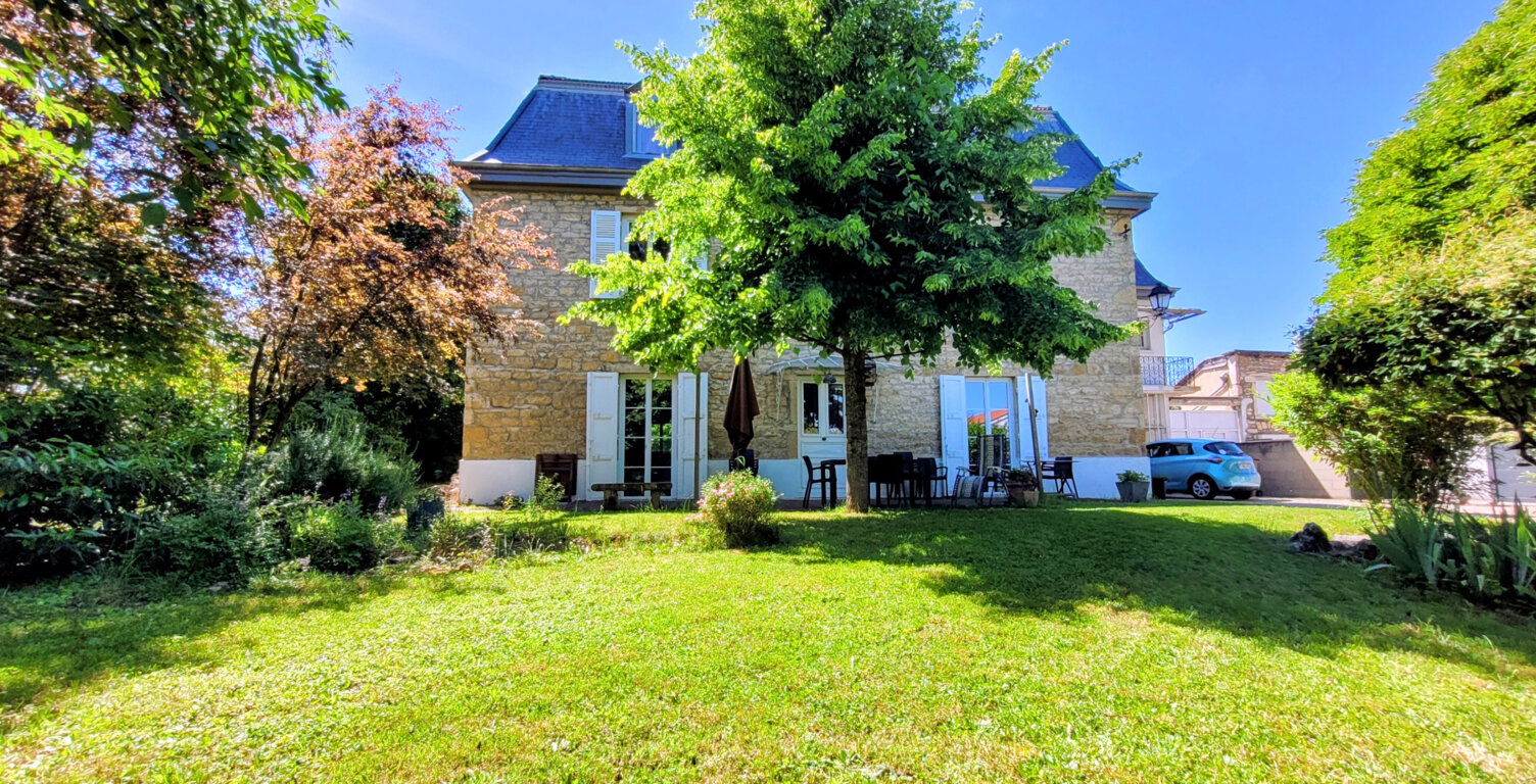 LIMAS proche centre village Maison de Maître 8 chambres — photo 1