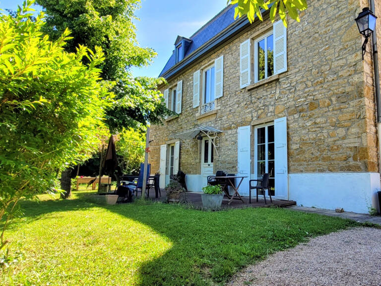 LIMAS proche centre village Maison de Maître 8 chambres — photo 1