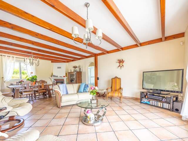 Maison en pierre de 7 pièces principales — photo du bien