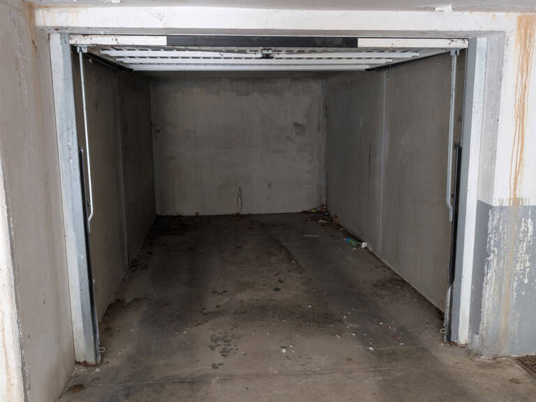 Garage en sous sol, Avenue de le l'Europe à Castelnau, tramw — photo 1