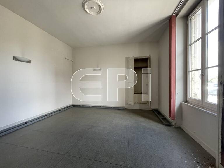 Entre la GARE et la Place LAVAULT<br>TRES BON EMPLACEMENT<br>Imm — photo 1