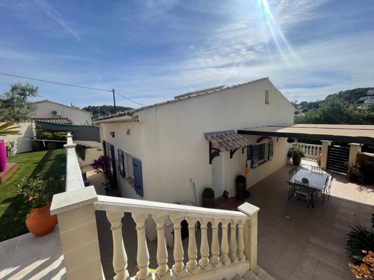 MAISON 4 PIECES ENTIEREMENT RENOVEE  3 CHAMBRES JARDIN PISCINE CUISINE D ETE — photo 1