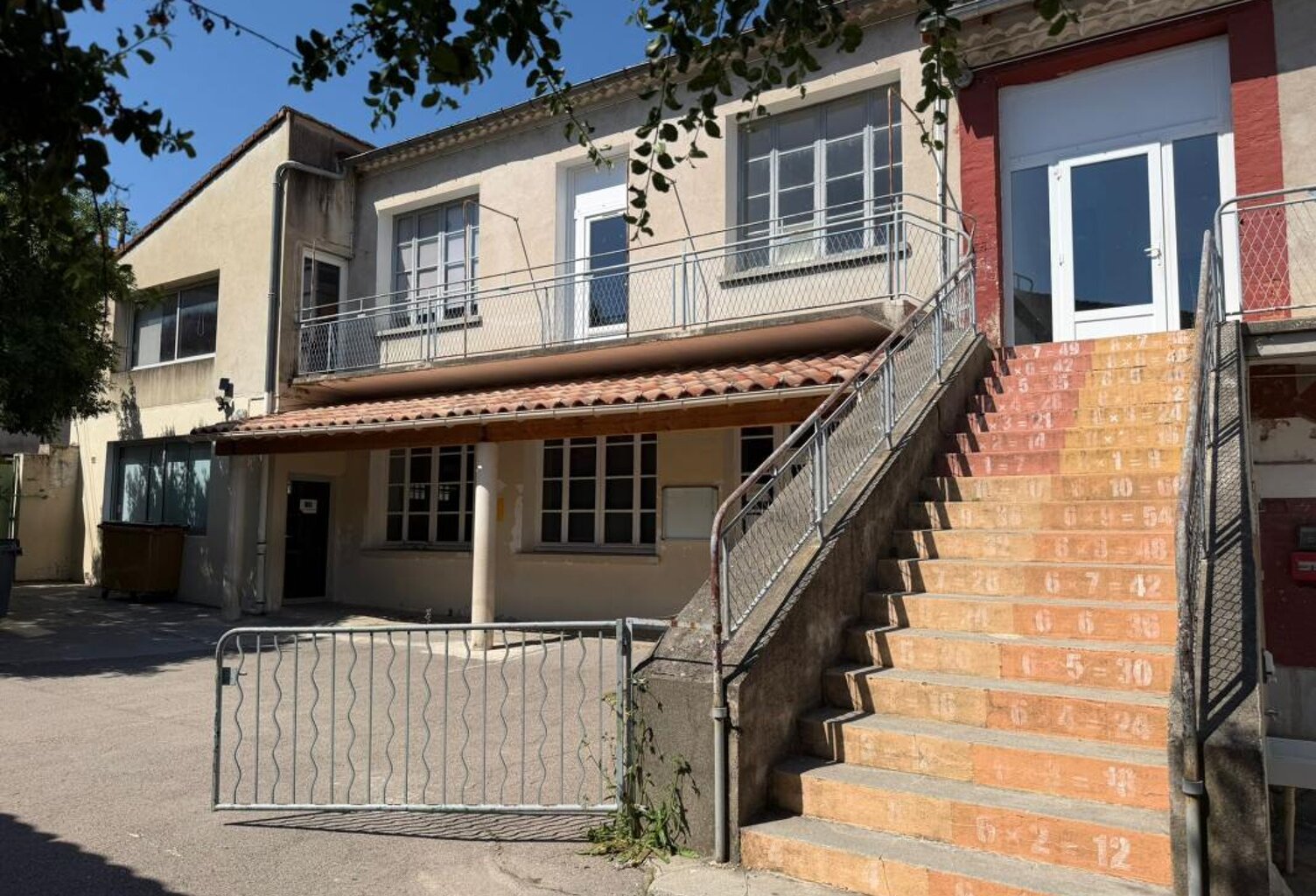ENSEMBLE IMMOBILIER DE 1178m² à vendre avec terrain de 1800m² au centre du village historique de SAINT-AMBROIX — photo 1
