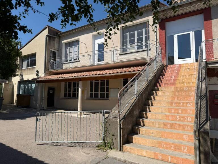 ENSEMBLE IMMOBILIER DE 1178m² à vendre avec terrain de 1800m² au centre du village historique de SAINT-AMBROIX — photo 1