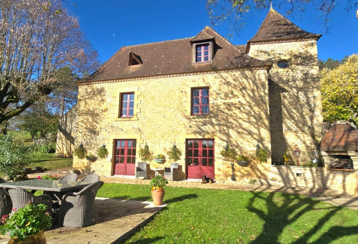 Propriété en pierre, avec un gite, une piscine, des dépendances, sur un terrain proche de trois hectares — photo 1