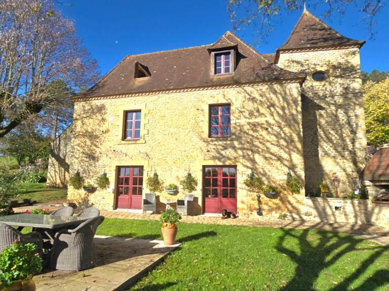 Propriété en pierre, avec un gite, une piscine, des dépendances, sur un terrain proche de trois hectares — photo 1