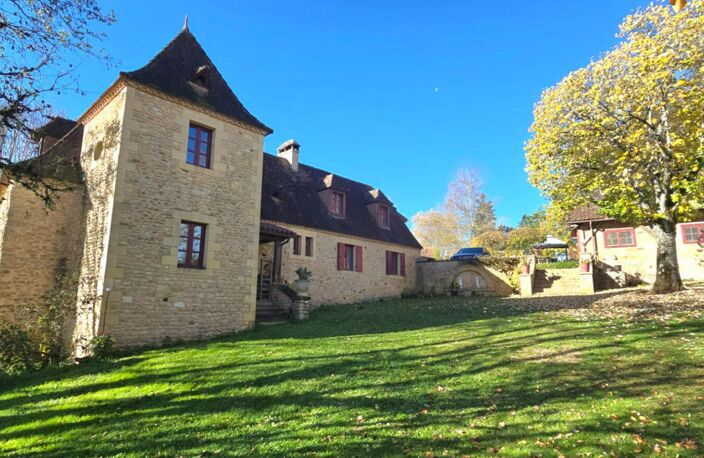 Propriété en pierre, avec un gite, une piscine, des dépendances, sur un terrain proche de trois hectares — photo 2