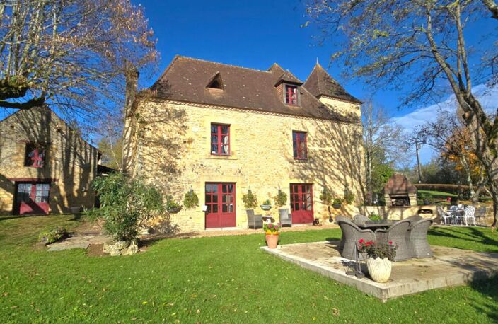 Propriété en pierre, avec un gite, une piscine, des dépendances, sur un terrain proche de trois hectares — photo 3